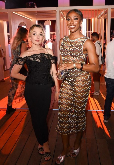 Ego Nwodim modelo desnudo foto