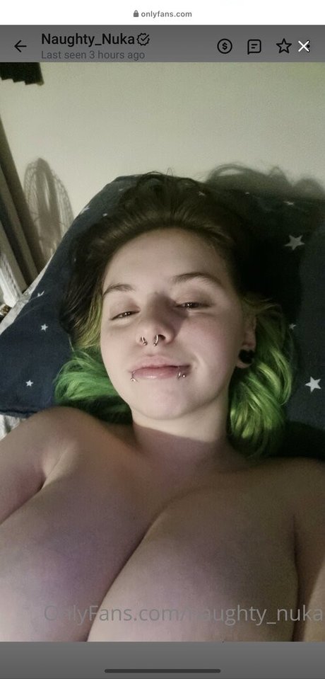 Nuka Zombo estrella desnuda imagen