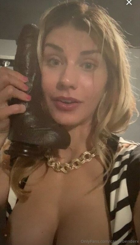 Cassie Bender estrella del arte foto