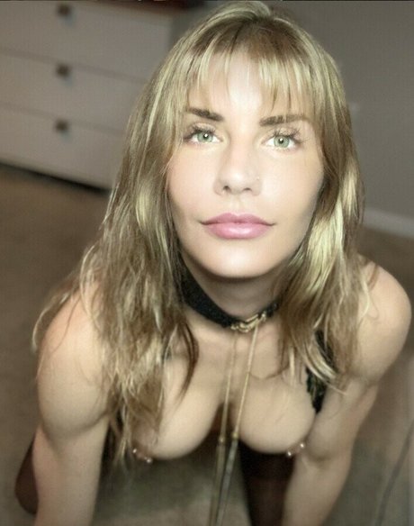 Cassie Bender modelo atractivo galerías