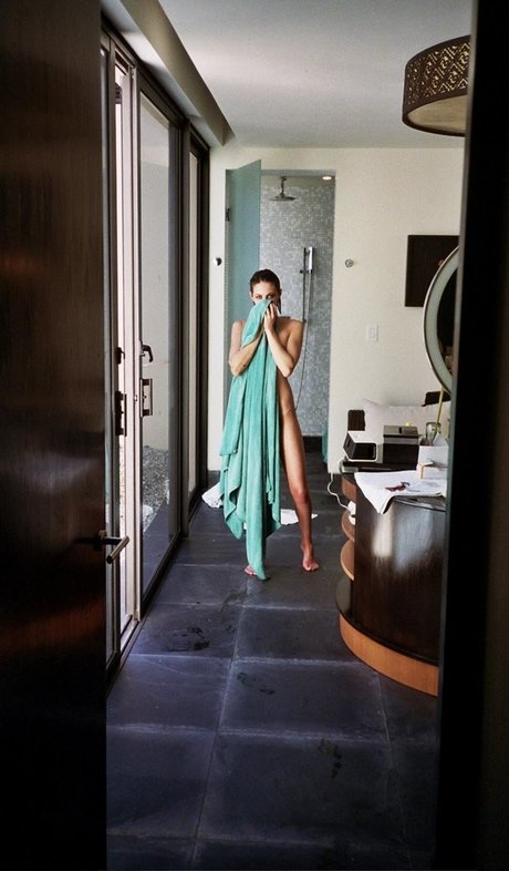 Willa Holland estrella superior imagen