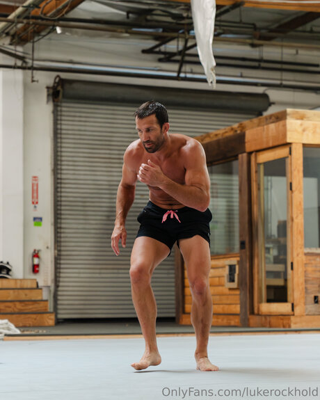 Luke Rockhold estrella atractiva imágenes