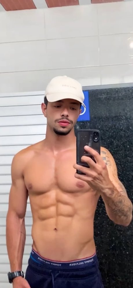 Lucas Brant sexo modelo galerías