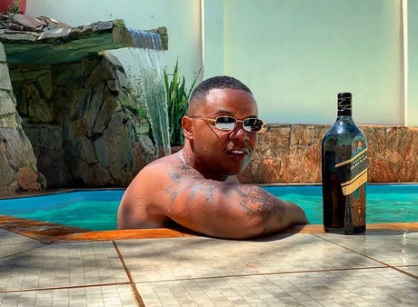 MC Denner James estrella porno atractiva galerías