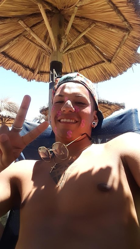 Mike Alvarez modelo desnuda archivo