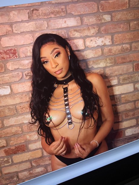 So Unique UNCENSORED modelo libre fotos