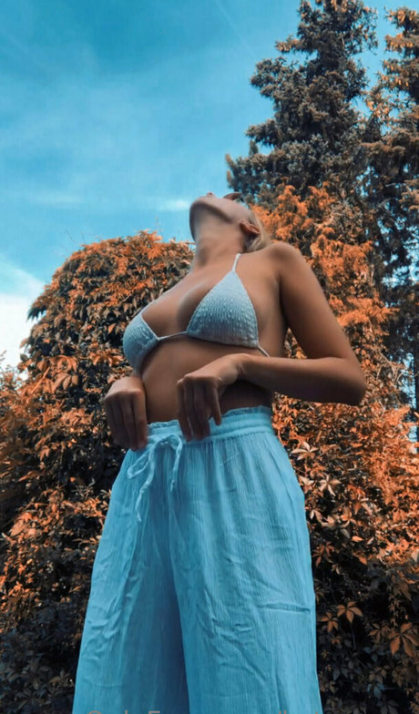 enana de ébano onlyfans erótico imagen