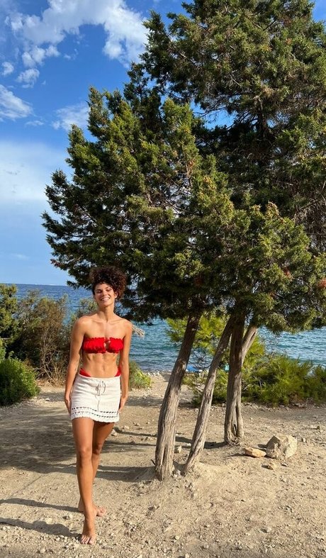 Ariadna Hafez modelo desnuda galerías