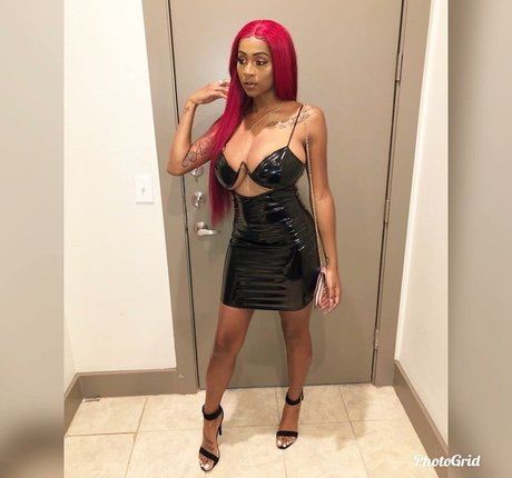 trío en la piscina onlyfans hermosa erótica imágenes