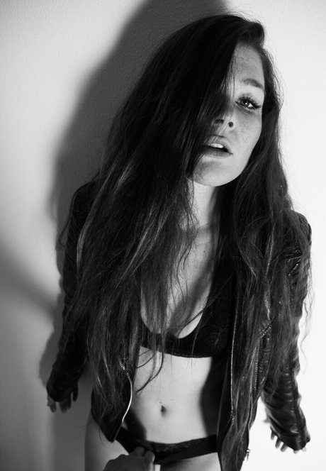 Mia Sollis modelo erótico galerías