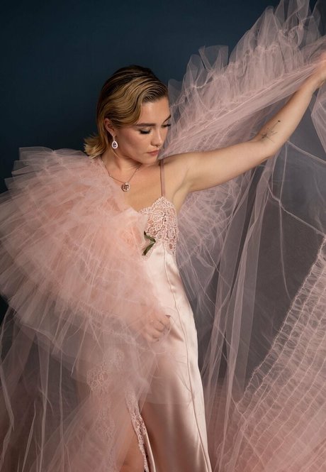 Florence Pugh bonita estrella porno imágenes