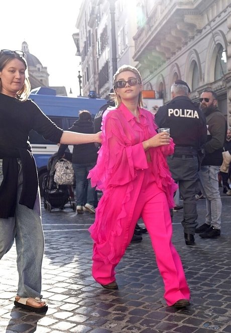 Florence Pugh hermosa modelo fotos