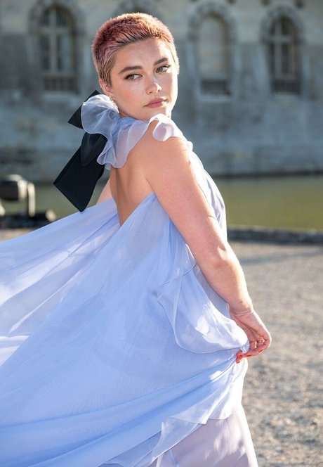 Florence Pugh estrella porno sexy foto