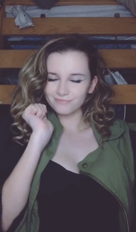 izassassin estrella porno desnuda fotos