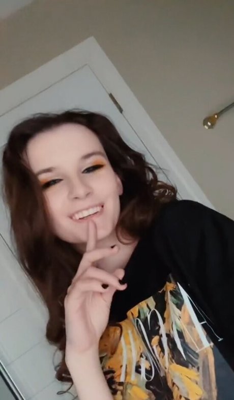 izassassin actriz caliente fotos