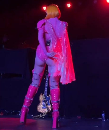 Tessa Violet modelo exclusivo imagen