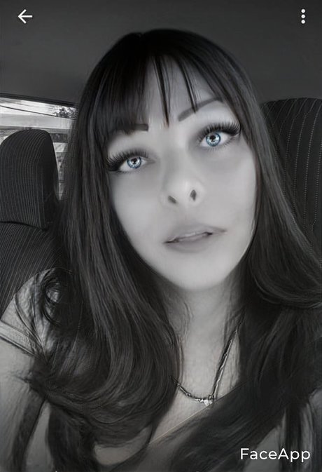 Rafaela Costa estrella porno de arte galería