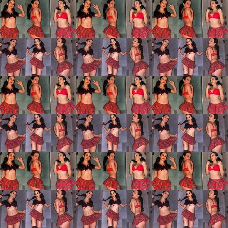 AB tiny w a b00ty actriz desnuda imagen