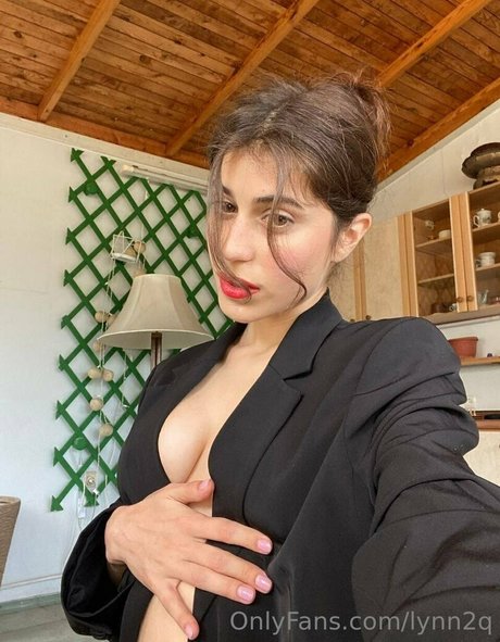 lynn2q modelo atractivo archivo