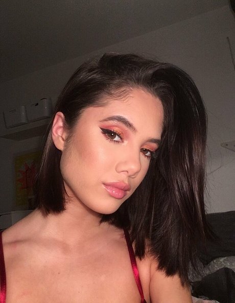 Saoirse Alicia Behzadi modelo superior imagen