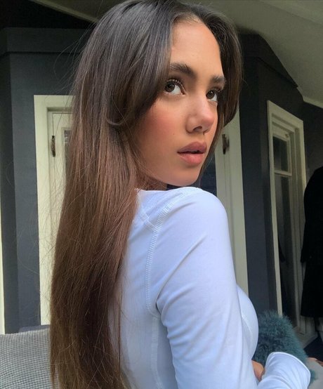 Saoirse Alicia Behzadi linda estrella galería