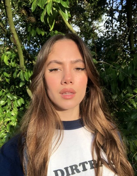 Saoirse Alicia Behzadi estrella archivo