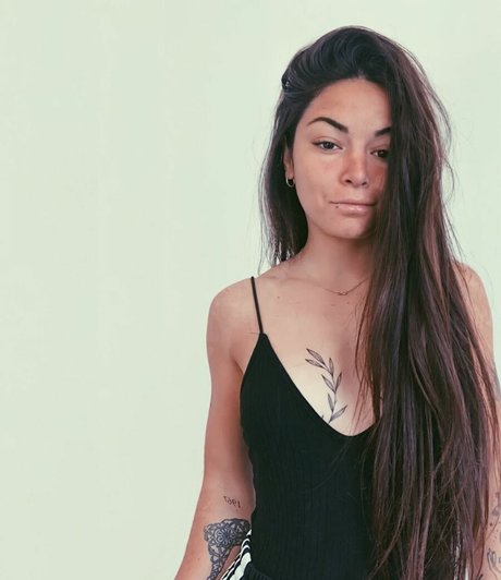 Delfi Granatto estrella caliente fotos