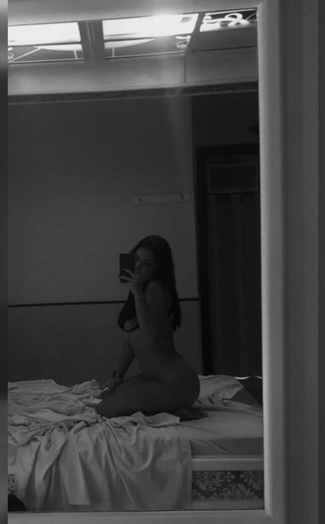 Emily Muniz desnudos de estrellas foto