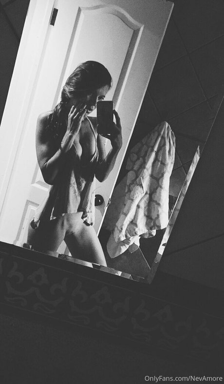 nevamore bonita estrella porno fotos