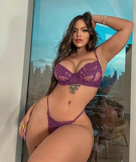 Grace Bon modelo desnuda archivo