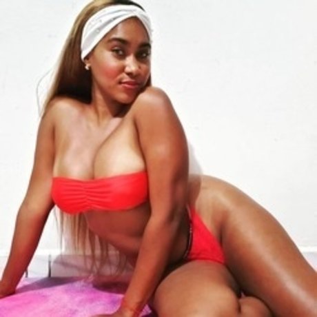 Lovely Lola modelo xxx imágenes