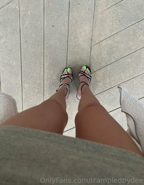 trampledbydee estrella adulta fotos