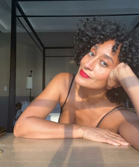 Tracee Ellis Ross modelo desnuda galerías