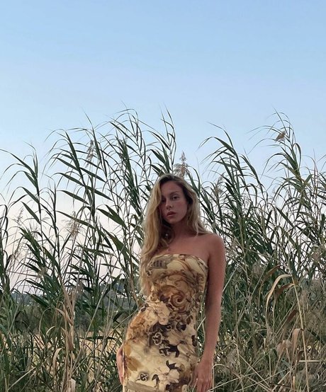 Ester Exposito modelo hermosa foto