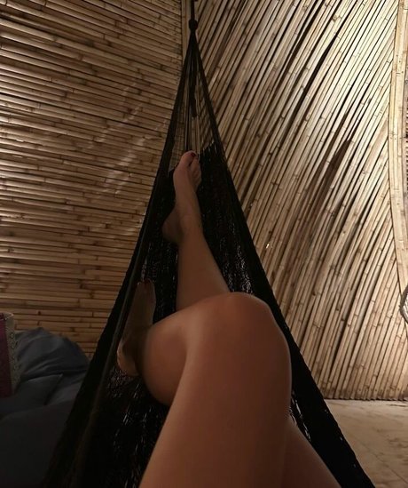 Ester Exposito modelo superior imágenes