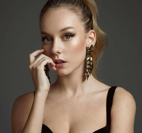 Ester Exposito actriz de alta calidad galería