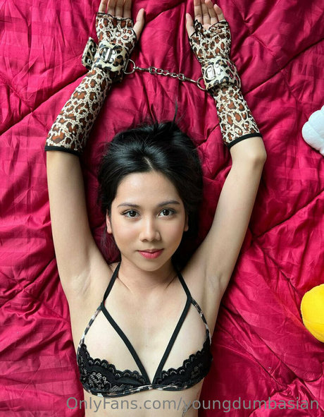 youngdumbasian estrella atractiva archivo