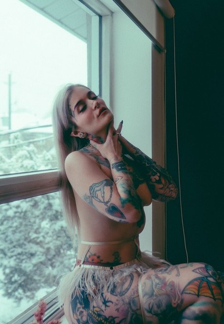 Katie Hollow actriz erótica foto