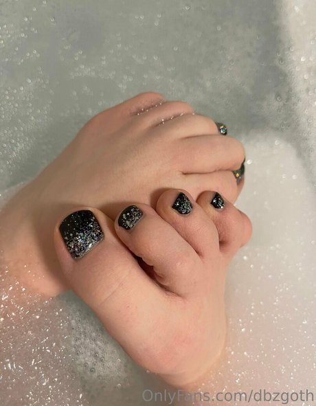 dbzgoth modelo desnudo imágenes