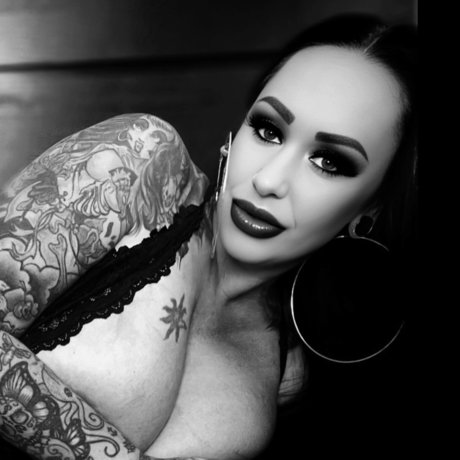 Curvy Mack arte estelar foto