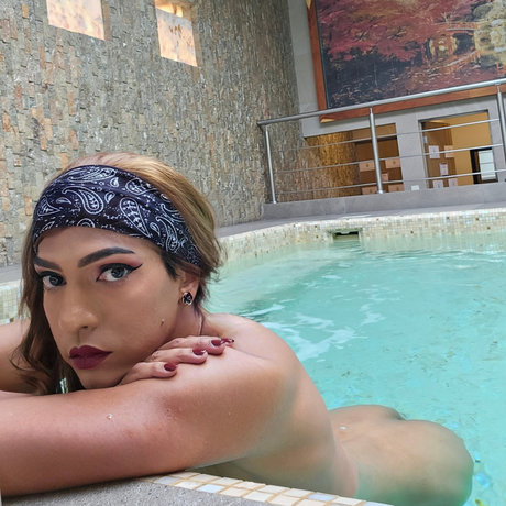 Natalia Winter modelo superior imagen