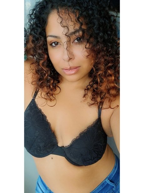 Bella Emara hermosa estrella foto