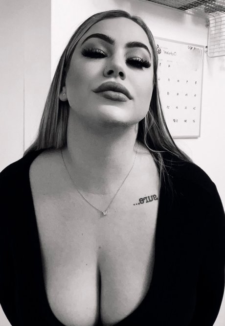 Ava Rose hermosa estrella porno imagen