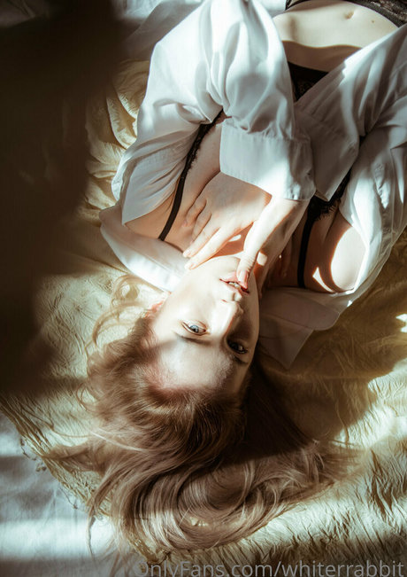 whiterrabbit modelo atractivo foto
