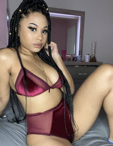 officiallyariaa estrella erótica imágenes