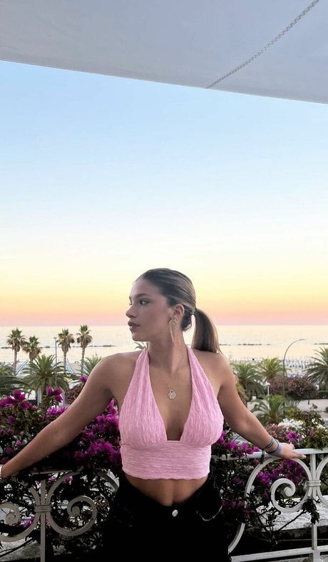 Alice De Bortoli actriz atractiva imágenes