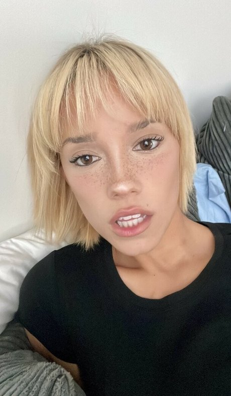 wellbeingwithabigail estrella caliente imágenes