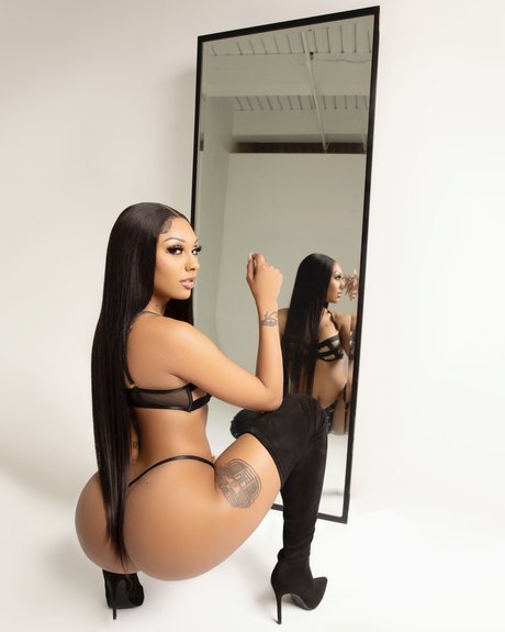 BAE modelo sexual fotos