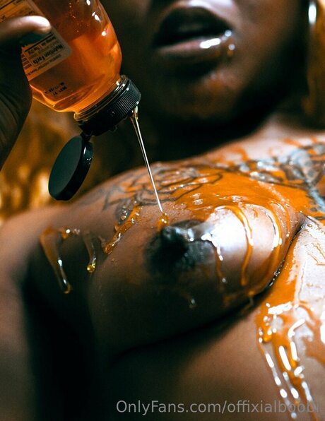 Big Wavy estrella porno bonita foto