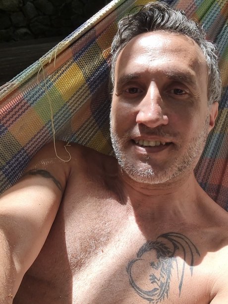 Pene Venoso Latino estrella desnuda imagen